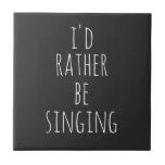 Azulejo Prefiero cantar una cita graciosa en blanco y negr<br><div class="desc">Preferiría Estar Cantando. Cita perfecta (y regalo) para cantantes,  amantes del teatro musical o cualquiera que ame cantar con el dicho gracioso con letras blancas sobre fondo negro. *La palabra cantar puede cambiarse a lo que prefieras hacer.</div>