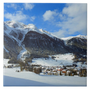 Azulejo pueblo de Suiza en el valle de la montaña