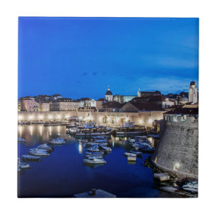 Azulejo Puerto y paredes de Dubrovnik iluminados por la no