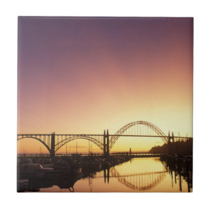 Azulejo Puesta de sol detrás del puente de Newport, Oregón
