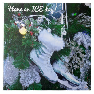 Azulejo Purpurina azul y patines de hielo sobre árbol de N