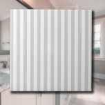 Azulejo Rayos claros y franjas blancas<br><div class="desc">El patrón de rayas de gris claro y blanco es un patrón del pasado, caracterizado por rayas paralelas de gris claro y blanco de varios anchos que se repiten a lo largo del patrón. Este patrón se refiere al estilo clásico y se caracteriza por sutileza y elegancia. Los colores gris...</div>
