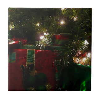 Azulejo Regalos bajo el feriado de los Navidades de árbol