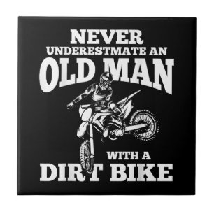 Azulejo Regalos divertidos nunca subestiman a un anciano c