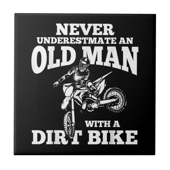 Azulejo Regalos divertidos nunca subestiman a un anciano c (Frente)