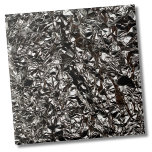 Azulejo Relieve metalizado metálico elegante plateado<br><div class="desc">Elegante Glam Único Metálico Gris Relieve metalizado Negro Backsplash cerámica. Esta impresión de Relieve metalizado de aluminio arruinado casi parece una piedra de tambor o algo mucho más glamuroso. Creo que provocaría una reacción asombrosa con un poco de brillo y un toque industrial. Si quieres usar esta baldosa como una...</div>