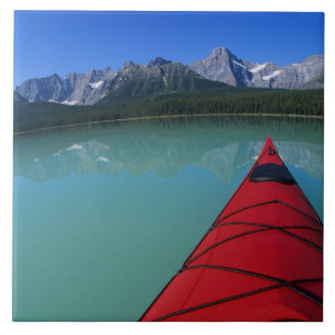 Azulejo Remo en kayak en el lago Waterfowl bajo el pico Ho