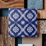 Azulejo Resumen geométrico elegante azul simple y moderno<br><div class="desc">Esta baldosa de cerámica azul simple y moderna geométrica elegante refleja un diseño elegante que aporta un toque refinado a cualquier decoración de casa. Con motivos intrincados de hojas y flores, este azulejo capta una estética sofisticada con su armoniosa mezcla de delicados elementos florales y formas geométricas. Los pequeños diseños...</div>