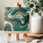 Azulejo Resumen moderno Marble verde esmeralda y oro<br><div class="desc">Presentamos nuestra impresionante cerámica, una fascinante pieza de arte que combina sin esfuerzo la elegancia y el diseño moderno. Esta baldosa presenta un patrón abstracto fascinante que recuerda a las olas del océano que giran, con ricos tonos verdes esmeraldas que se mezclan perfectamente con blancos cremosos y acentos dorados brillantes....</div>