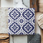 Azulejo Resumen simple simétrico tradicional azul blanco<br><div class="desc">Esta cerámica de color azul blanco tradicional simétrico simple abstracto añade un toque de elegancia a cualquier espacio. Con un impresionante patrón geométrico azul índigo, esta baldosa combina el diseño moderno con una estética tradicional. Perfecto para realzar los cuartos de baño, las cocinas o las paredes acentuadas, su moda y...</div>