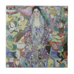Azulejo Retrato de Friederike Maria Beer por Gustav Klimt<br><div class="desc">Retrato de Friederike Maria Beer (1916) por Gustav Klimt es un retrato de arte fino de la época victoriana. Friederike-Maria le pidió a Klimt que la pintara con un vestido de taller vienés que usaba exclusivamente. Klimt decidió que debía llevar su abrigo de piel por dentro para que el revestimiento...</div>