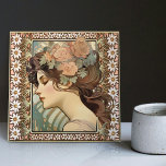 Azulejo Retrato femenino Art Nouveau Mucha Flor Edelweiss<br><div class="desc">Eleva tu decoración interior con la belleza intemporal de la época Art Nouveau, encapsulada en nuestra exclusiva cerámica. Este singular artículo presenta un retrato de un modelo eduardiano inspirado en las fascinantes litografías de Alphonse Mucha de 1902. Conocido por sus contribuciones icónicas al movimiento Art Nouveau, el ilustracion de Mucha...</div>