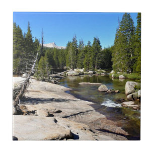 Azulejo Río Tuolumne con pico de catedral, Yosemite, CA