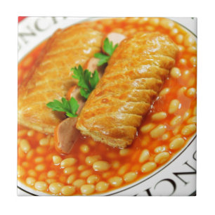 Azulejo Rollos de salchicha y habas cocidas