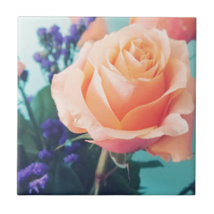 Azulejo rosa amarillo rosa con fondo de menta