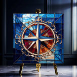 Azulejo Rosa de brújula con aspecto de vidrio templado de<br><div class="desc">El Rosa de brújula con mosaico de aspecto de vidrio templado de borde deslizante presenta el diseño de Rosa de brújula en azul y plata sobre un fondo de azul, ámbar y rojos con un elegante borde de desplazamiento en plata antigua. Esta baldosa tiene un aspecto de vidrieras. Hay muchas...</div>