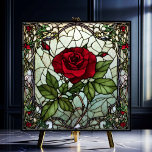 Azulejo Rosa roja en el aspecto de vidrio manchado del bor<br><div class="desc">La rosa roja de la ventana del borde del Vino de la ventana tiene una elegante rosa roja sobre un fondo gris-azul en el centro de una ventana de vidrio tintado con un borde de vid rosa. Esta baldosa presenta un aspecto de vidrieras antiguas de estilo Art Neveau. Hay muchas...</div>