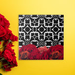 Azulejo Roses Rojos Sobre Patrón Geométrico Negro Y Blanco<br><div class="desc">Elegante diseño de baldosas florales con rosas rojas en un patrón geométrico en blanco y negro.</div>
