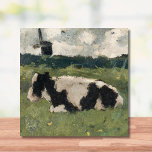 Azulejo Rústico Negro   Blanco Vaca y Vintage de molino de<br><div class="desc">Añada encanto rústico a su casa de campo, casa de campo o casa de campo con esta hermosa cerámica de arte holandesa de vaca y molino de viento. Una vaca Holstein y sus manchas negras y blancas que lo delatan se reclinan en un campo verde bonito, bajo nubes blancas ondulantes....</div>