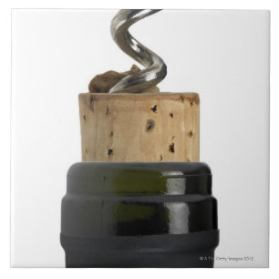 Azulejo Sacacorchos y corcho, fotografiados en blanco