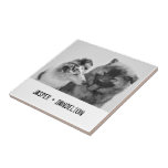 Azulejo Sencillo, moderno Mascota Personalizado o foto de<br><div class="desc">Añade tu propia foto y texto para crear un regalo único de fotos. Este azulejo de cerámica está listo para ser personalizado con tu foto y tus propios nombres o mensajes con letras de estilo máquina de escribir en negro angustiado. El sencillo y moderno estilo blanco y negro se ve...</div>