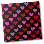 Azulejo Sencillo patrón cardíaco moderno<br><div class="desc">Cuidada Bright Moderno Black Pink Red Heart Pattern Cerámica Tile. Pequeña huella súper dulce con corazones rojos y rosados. Perfecto para una impresión tierna o por supuesto el Día de San Valentín! Elige el color de fondo para satisfacer tus necesidades. Si quieres usar esta baldosa como una pequeña montaña o...</div>