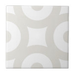 Azulejo Sencillo y moderno Círculos de color gris beige bl<br><div class="desc">Diseño moderno y elegante de cerámica contemporánea, círculos de color beige claro con puntos sobre un fondo blanco. Perfecto para el diseño interior o el contraportamiento. Los círculos se vuelven visibles cuando se juntan más azulejos. Puede comprobar cómo se ve el patrón cuando se juntan los azulejos en este enlace:...</div>