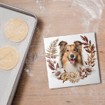 Azulejo Shetland Sheepdog Autumn Wreath<br><div class="desc">Un hermoso retrato de un Sheepdog de Shetland se sitúa en el centro de una corona de agua de color bonito en tonos marrón,  canela y crema. Todo está colocado sobre un fondo blanco.</div>