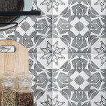 Azulejo Simétricamente elegante patrón blanco gris textura<br><div class="desc">Esta cerámica decorativa es una obra de arte cautivadora. Su patrón abstracto simétrico, reflejado tanto en el eje horizontal como en el vertical, crea un efecto visual fascinante. El detalle intrincado, logrado a través de varios tonos grises sobre un fondo blanco prístino, añade profundidad y dimensión al diseño. Esta baldosa...</div>