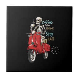 Azulejo Skeleton vectorial monta una moto con una taza de