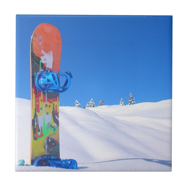 Azulejo Snowboard en nieve fresca, cielo azul (Frente)