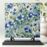 Azulejo Sofisticadas Flores Azules Serene Vintage<br><div class="desc">Presentamos nuestra exquisita cerámica con un impresionante diseño floral que le dará un toque de elegancia y tranquilidad a cualquier espacio. Esta baldosa exhibe un hermoso conjunto de flores azules en diferentes tonalidades, desde el índigo profundo hasta el azul celeste suave, sobre un suave fondo degradado de verde y blanco....</div>