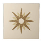 Azulejo Starburst de oro único de mediados de siglo<br><div class="desc">Diseño de inspiración moderna de mediados del siglo XX con un solo estallido de oro retro vintage en un fondo beige. Diseño sencillo y moderno. Crea tu propio mosaico de personalizados cargando una nueva imagen, o usa el botón "mensaje" para contactar con el diseñador para obtener ayuda. Para crear su...</div>