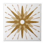 Azulejo Starburst de oro y blanco audaz<br><div class="desc">Baldosas modernas con un gran estallido dorado retro audaz que sirve de punto focal, complementado con elementos modernos de diseño de starburst. Diseño celeste moderno y audaz en una paleta de colores dorados y blancos. Un diseño de una colección de coordinación. Diseñado como plantilla, cree su propio diseño personalizado utilizando...</div>