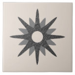 Azulejo Starburst de plata simple de mediados de siglo | G<br><div class="desc">Diseño de inspiración moderna de mediados del siglo XX con un solo estallido de plata retro vintage en un fondo de color hueso. Diseño sencillo y moderno. Crea tu propio mosaico de personalizados cargando una nueva imagen, o usa el botón "mensaje" para contactar con el diseñador para obtener ayuda. Para...</div>