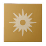Azulejo Starburst moderno de mediados del siglo | Ochre Go<br><div class="desc">Diseño de inspiración moderna de mediados del siglo XX con un solo estallido retro vintage sobre un fondo dorado ocre. Diseño sencillo y moderno. Crea tu propio mosaico de personalizados cargando una nueva imagen, o usa el botón "mensaje" para contactar con el diseñador para obtener ayuda. Para crear su propio...</div>