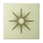 Azulejo Starburst verde único de mediados de siglo<br><div class="desc">Diseño de inspiración moderna de mediados del siglo XX con un solo estallido retro verde vintage sobre un fondo verde claro. Diseño sencillo y moderno. Crea tu propio mosaico de personalizados cargando una nueva imagen, o usa el botón "mensaje" para contactar con el diseñador para obtener ayuda. Para crear su...</div>