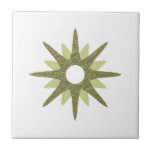 Azulejo Starburst verde único moderno de mediados de siglo<br><div class="desc">Diseño de inspiración moderna de mediados del siglo XX con un solo estallido retro verde vintage sobre fondo blanco. Diseño sencillo y moderno. Crea tu propio mosaico de personalizados cargando una nueva imagen, o usa el botón "mensaje" para contactar con el diseñador para obtener ayuda. Para crear su propio diseño:...</div>