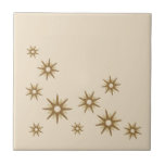 Azulejo Starbursts Gold de mediados del siglo<br><div class="desc">Diseño de inspiración moderna de mediados del siglo XX con estallidos de oro retro vintage en un diseño orgánico de fondo beige. Diseño sencillo y moderno.</div>