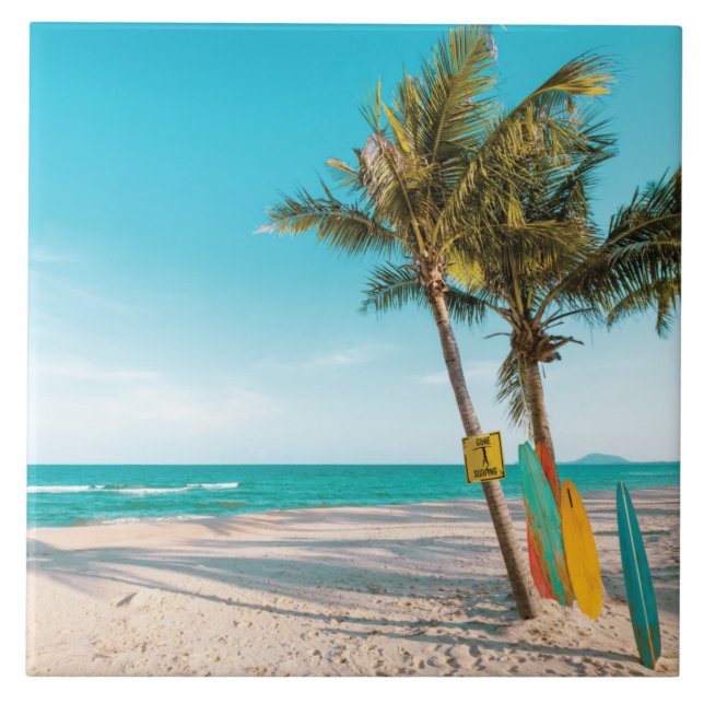 Azulejo Surf board en la playa tirando almohada (Frente)