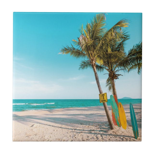 Azulejo Surf board en la playa tirando almohada (Frente)