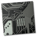 Azulejo Tarjeta de circuitos negros de tecnología<br><div class="desc">Perfecto para los amantes de la electrónica y los expertos en tecnología del mundo. Cuenta con una placa de circuito de fondo negro.</div>