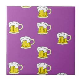 Azulejo Taza de cerveza espumosa en morado