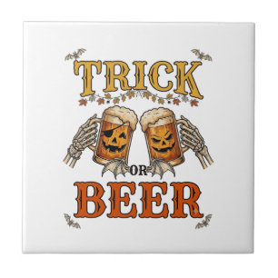 Azulejo Taza de Halloween de cerveza o truco Calabaza Mano