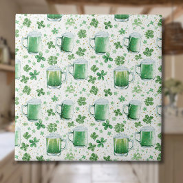 Azulejo Tazas de cerveza verde elegantes y tréboles blanco