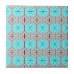 Azulejo Tejido de cerámica de puntos turquesa atómicos<br><div class="desc">Esta baldosa de cerámica con motivos de los puntos turquesa atómicos tiene toda la diversión moderna de mediados de siglo de la cocina de su abuela, menos el linóleo pegajoso. Es una mirada deconstruida a los copos de nieve. El diseño kitsch presenta un fondo gris con líneas negras que se...</div>