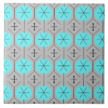Azulejo Tejido de cerámica de puntos turquesa atómicos<br><div class="desc">Esta baldosa cerámica con motivos de los Puntos Turquesa Atómicos tiene toda la diversión moderna de mediados de siglo de la cocina de su abuela, menos el linóleo pegajoso. Es una mirada deconstruida a los copos de nieve. El diseño kitsch presenta un fondo gris con líneas negras que se repiten...</div>