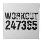 Azulejo Texto desgastado y raspado Workout 247365 negro<br><div class="desc">Texto desgastado y raspado Workout 247365 en color negro con fondo blanco. Perfecto para todo aquel que levante,  haga ejercicio físico,  entrenando,  construyendo el cuerpo e ir al gimnasio.</div>