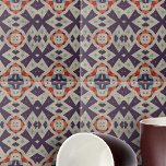 Azulejo Textura de piedra alterada geométrica de mosaico é<br><div class="desc">Esta cerámica está adornada con un patrón geométrico cautivador que exuda un sentido de riqueza cultural y de talento artístico. El diseño presenta un conjunto simétrico de formas que se inspiran en motivos tribales o étnicos, creando un tapiz de intriga visual. La paleta de colores es una mezcla sofisticada de...</div>