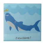 Azulejo Tiburón impresionante<br><div class="desc">Es increíble por June Erica Vess. Presenta a un tiburón y a su amigo de los peces con la frase "¡Jawsome!" a continuación.</div>